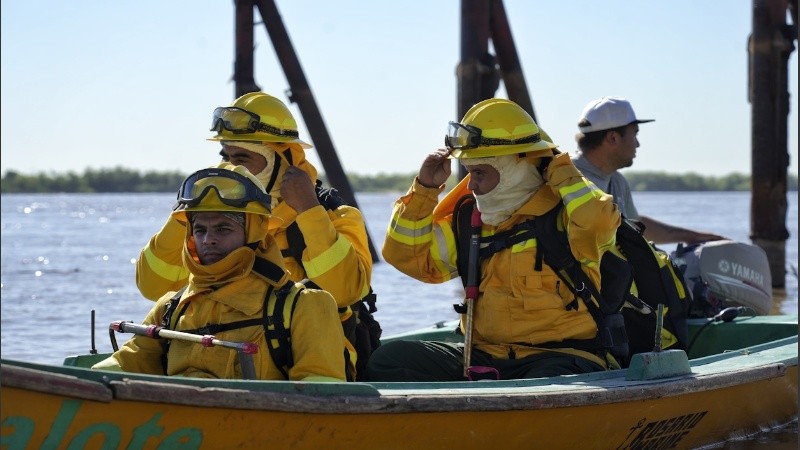 Unos 35 brigadistas cruzaron el Paraná para ir a darle combate a las llamas que ardían este viernes en la isla de Los Mástiles, frente a Granadero Baigorria.