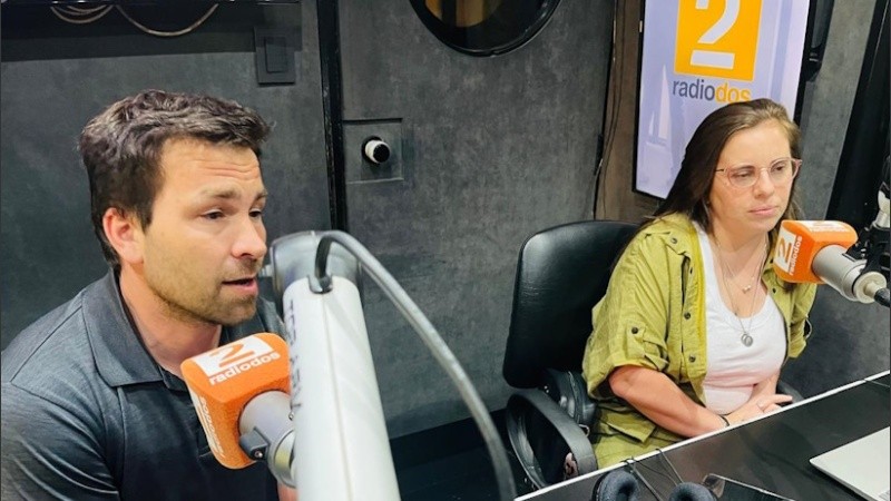 Juan Pablo y Valentina, los padres de Lolo Accursi, en Radio 2.