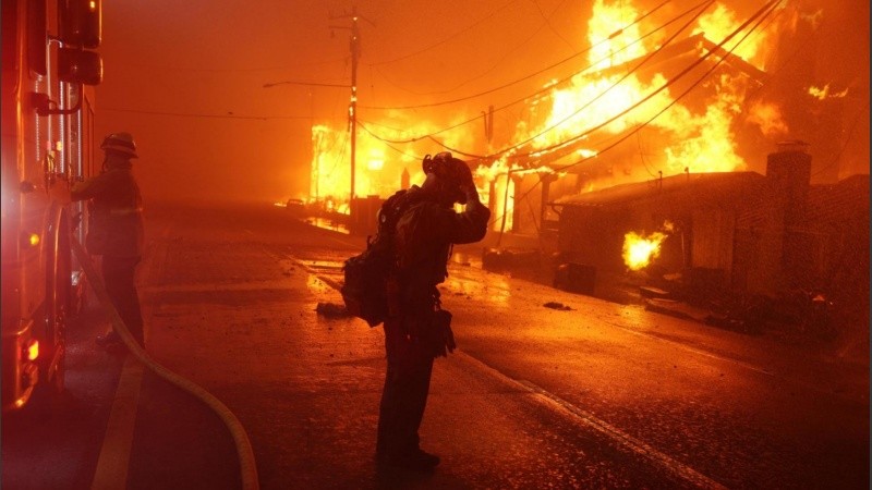 Miles de bomberos trabajan para contener los incendios en California.