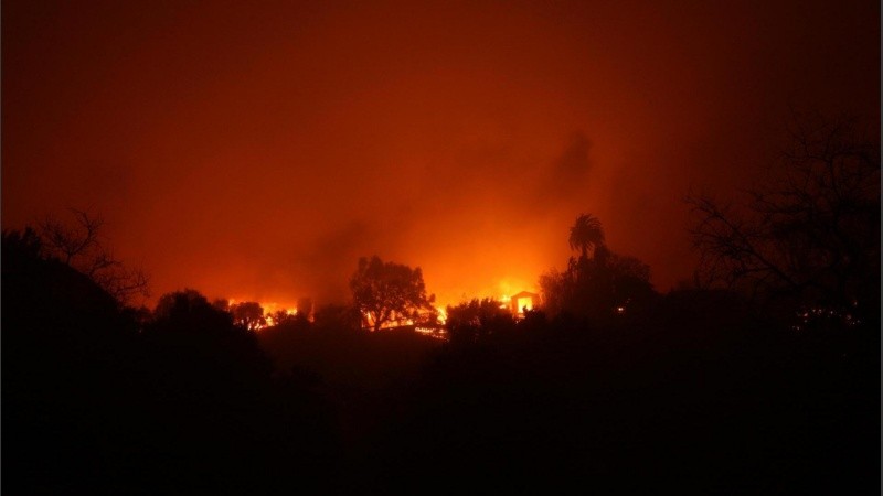 Miles de bomberos trabajan para contener los incendios en California.