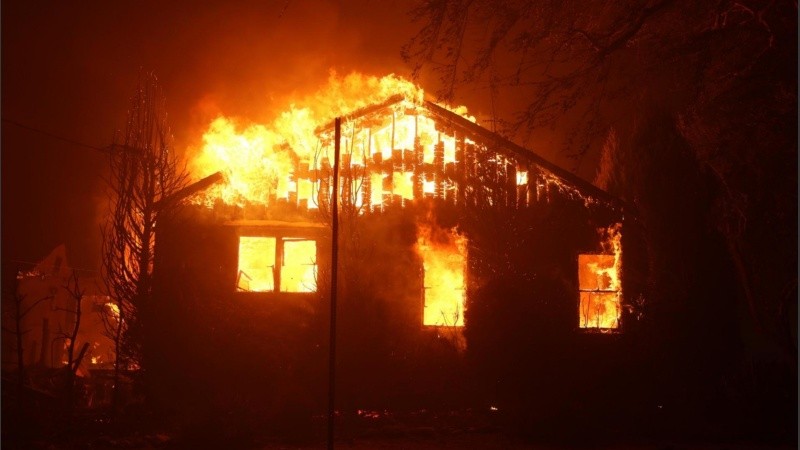 Miles de bomberos trabajan para contener los incendios en California.