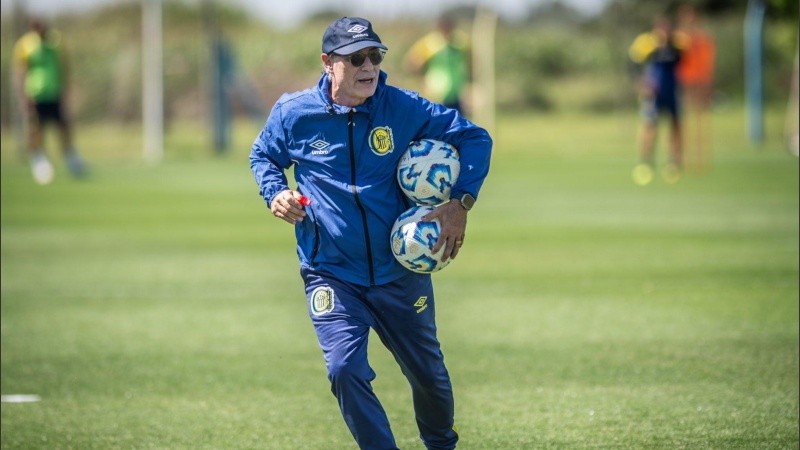 Holan debe recalcular: sin De la Fuente, busca otro lateral derecho para su Central.