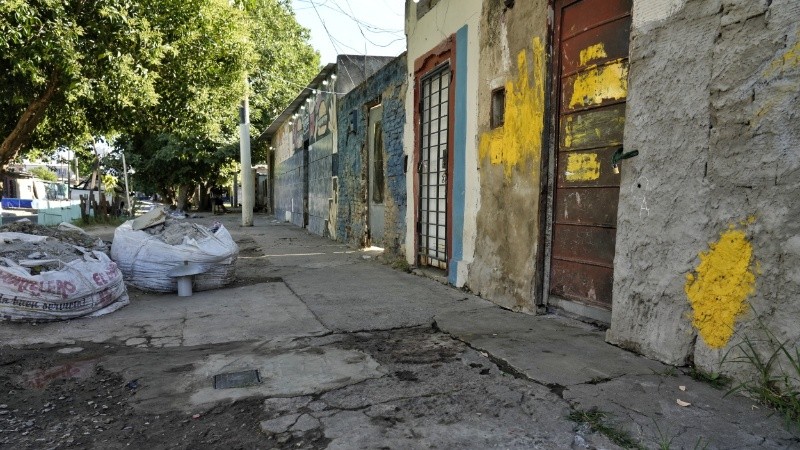 Las mujeres estaban sentadas tomando mate en el ingreso de la propiedad.