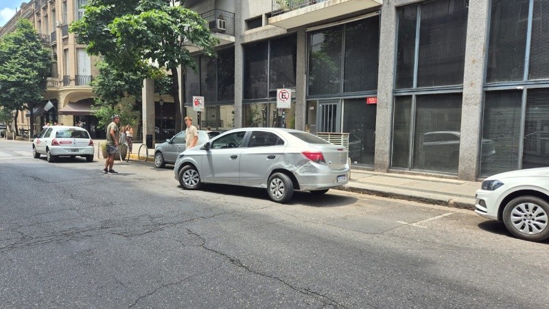 El vehículo que quedó golpeado en su costado izquierdo.