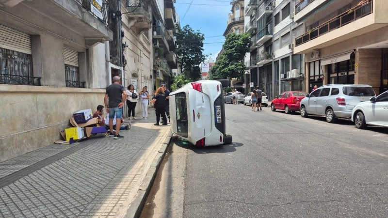 El auto que volcó tras el impacto.