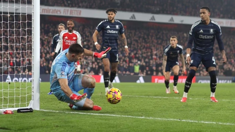 Aston Villa arrancó perdiendo contra el Arsenal y se llevó un empate en un partido que terminó con atajada clave del Dibu Martínez.