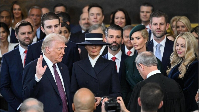 Donald Trumpe y el presidente saliente Joe Biden en el Capitolio.