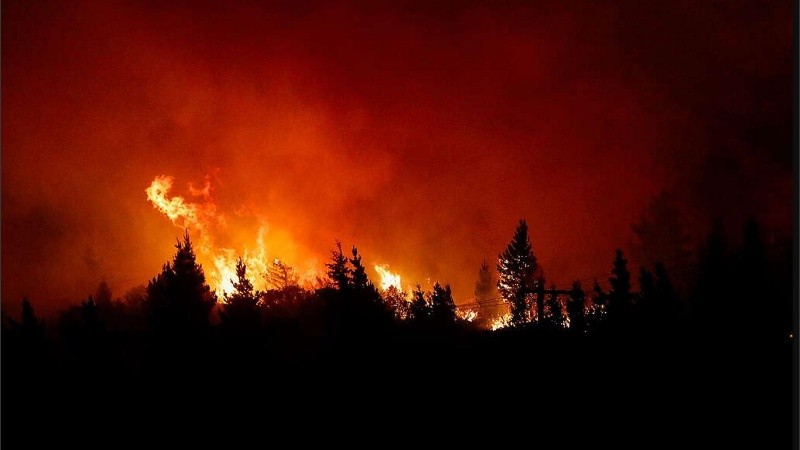 Imagen del incendio forestal en Epuyén, Chubut