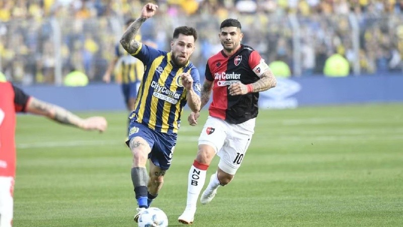 Jonathan Gómez y Éver Banega en el último clásico rosarino.