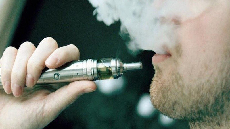 Los expertos sostienen que vapear conduce a una dependencia permanente de la nicotina y, en algunos casos, los cigarrillos electrónicos son más adictivos que el propio tabaco.