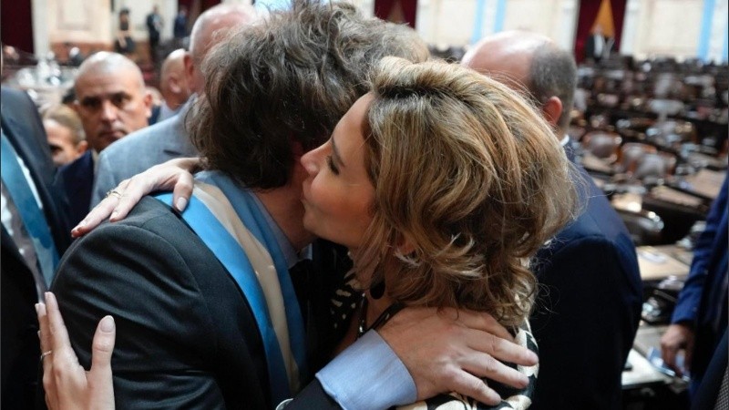 El abrazo entre el presidente Javier Milei y la diputada nacional por la provincia de Santa Fe Romina Diez.