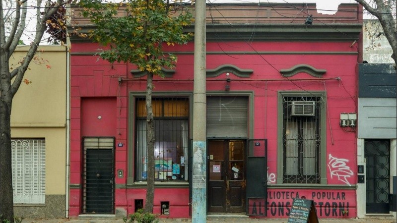 La Biblioteca Popular Alfonsina Storni está ubicada en Ovidio Lagos 367.