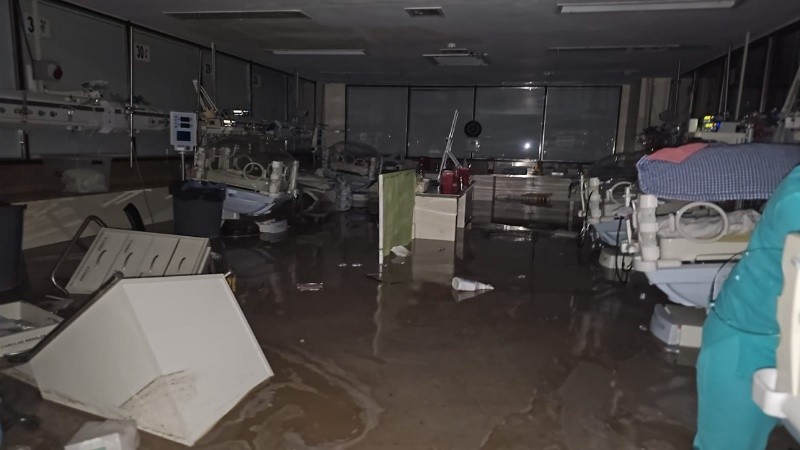 El agua ingresó en la planta baja del hospital Penna.