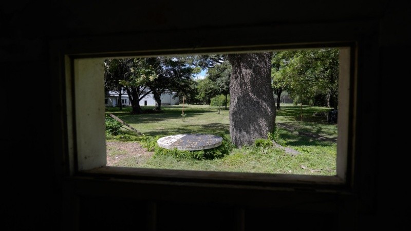 Dri, único sobreviente adulto del CCD, veía la pileta y una cancha de vóley que ya no existe.