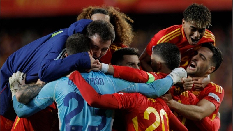 España se impuso en una infartante serie de penales ante Países Bajos y avanzó a semifinales.