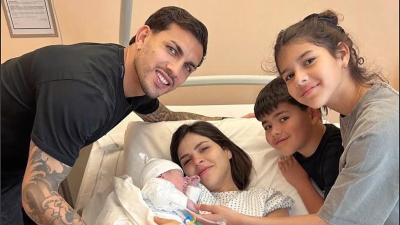 El domingo por la noche, Leandro había compartido una foto de su esposa recibiendo besos de él y sus hijos en la panza antes de dar a luz al nuevo miembro de la familia.