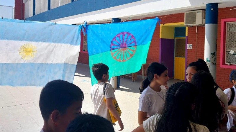 La bandera del Pueblo Gitano en una escuela de Las Delicias, donde está la comunidad más importante.
