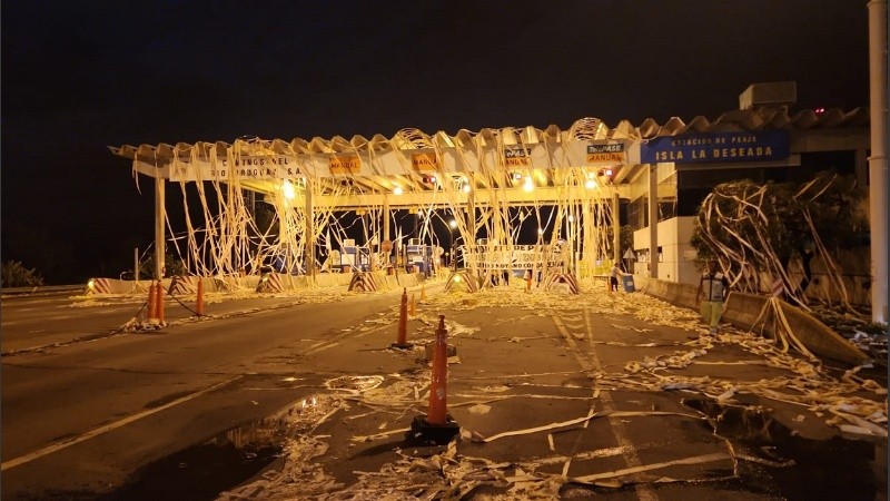 Así quedó el peaje del puente Rosario-Victoria con los rollos de papel colgados.