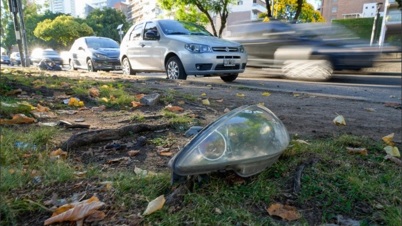 Una de las óptica del Peugeot 206 gris que embistió a la familia en Roca y el río.
