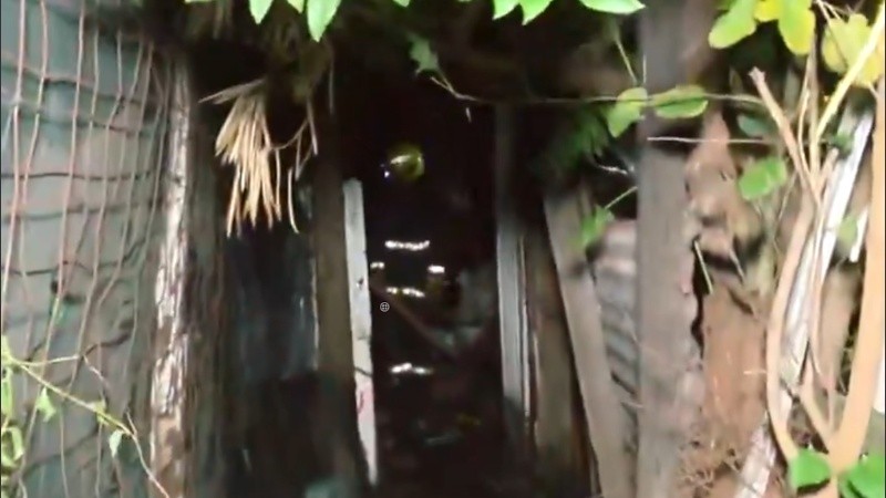 La vivienda en la que se originó el siniestro, a oscuras, tras el control de las llamas.