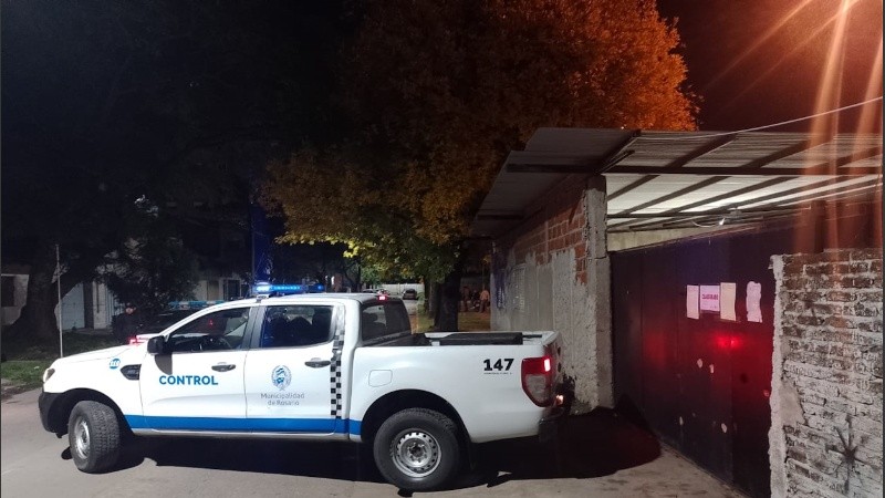 Los agentes municipales y policiales llegaron al lugar el domingo a la madrugada y lograron el desalojo pacífico de unas 200 personas. 