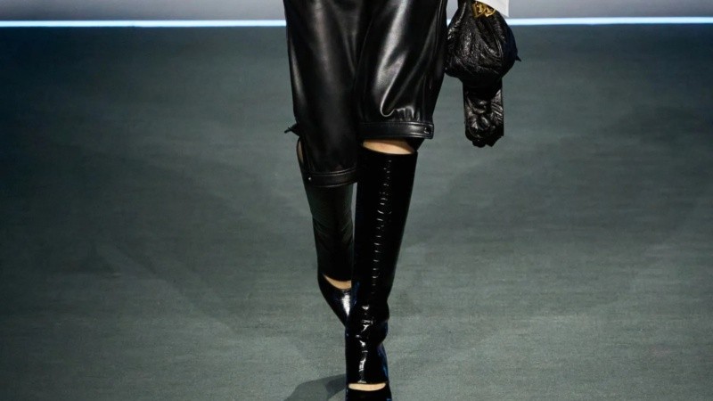  Su comodidad y versatilidad, sumados a toque chic que aporta el corte y el material, hacen que este pantalón eleve cualquier look