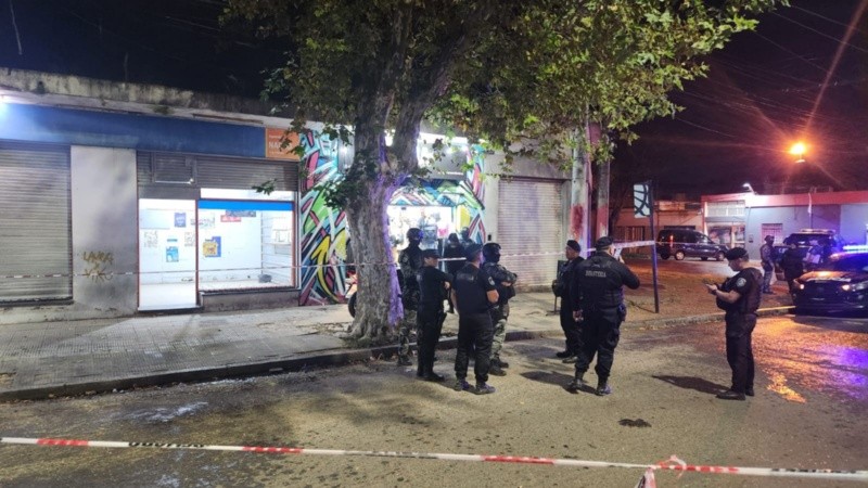 Amplio operativo policial en el lugar del hecho.