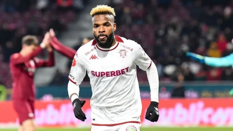 El delantero internacional gabonés Aaron Boupendza.