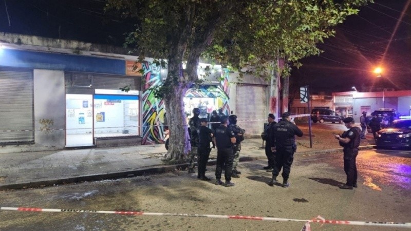 El asalto y la posterior muerte del ladrón se produjo el martes a la tardecita en un local de zona peste, en Provincias Unidas y Rivarola.