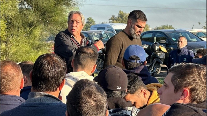 Mucho malestar de los obreros en la asamblea realizada en las puertas de una de las fábricas de la defaulteada Vicentín