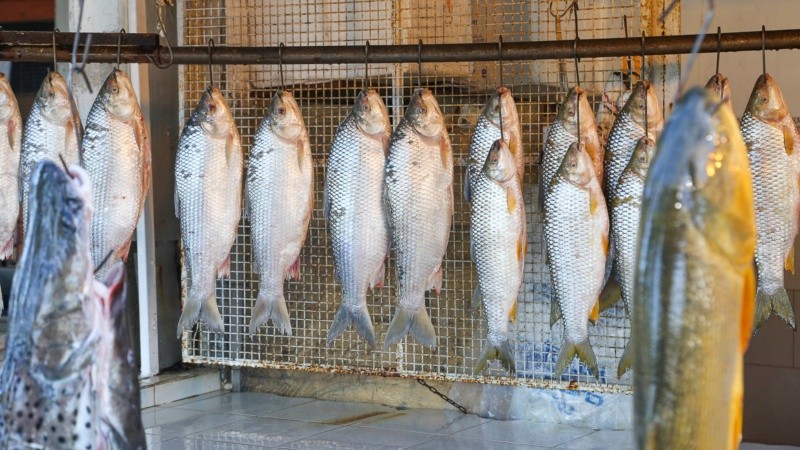 Mejor en negocios o puestos. Autoridades desalientan la compra callejera.