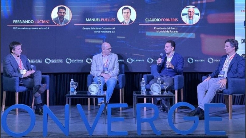 Mariano Galíndez (Rosario3), Claudio Forneris (Banco Municipal), Fernando Luciani (Mercado Argentino de Valores) y Manuel Puelles (Banco Hipotecario) en el foro de la construcción de Converge realizado en la Bolsa.