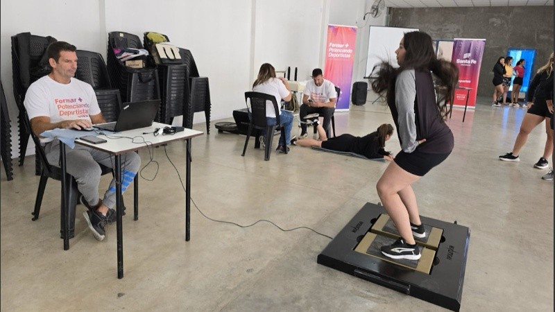 La primera medición se llevó a cabo en el Club Santa Paula, de la ciudad de Gálvez, donde alrededor de 40 deportistas fueron chequeados por los profesionales a cargo.