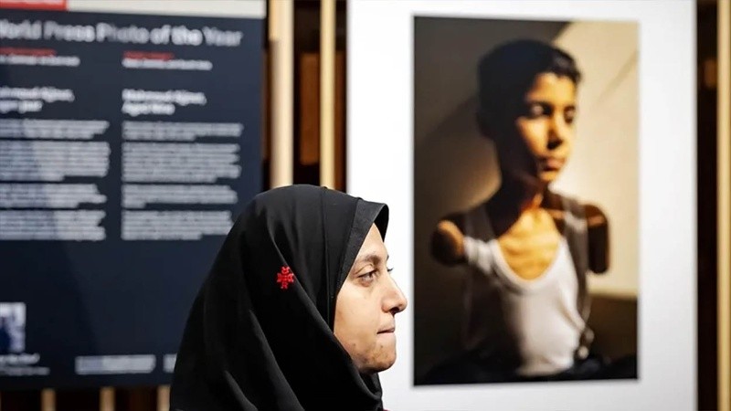 Samar Abu Elouf posa ante su fotografía ganadora del premio World Press Photo of the Year.