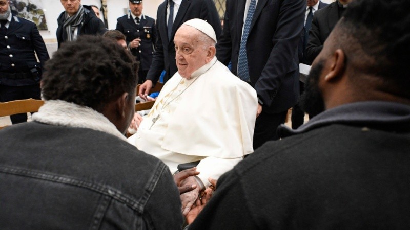 El Papa visitó una cárcel romana por Jueves Santo durante su convalecencia.