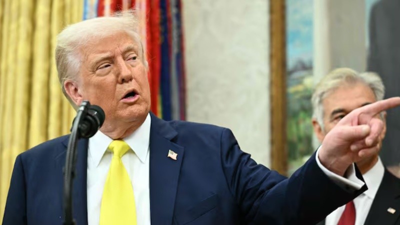 El presidente de Estados Unidos, Donald Trump, en la Oficina Oval de la Casa Blanca, en Washington DC, el 18 de abril de 2025.