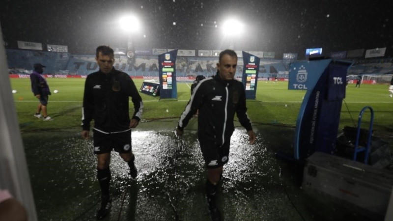 El árbitro principal, Darío Herrera, se acercó a la prensa y confirmó la suspensión del partido.  