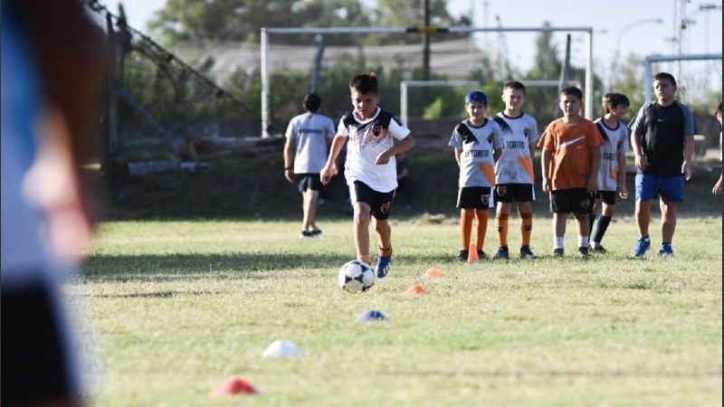 El proyecto busca fomentar una educación integral en los más chicos, además del deporte.