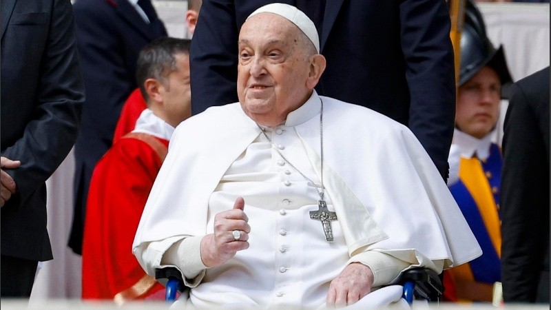 El papa Francisco, que sigue convaleciente por sus problemas de salud, apareció sin que estuviera previsto ante los fieles en la Plaza de San Pedro del Vaticano, al término de la misa del Domingo de Ramos (Efe).