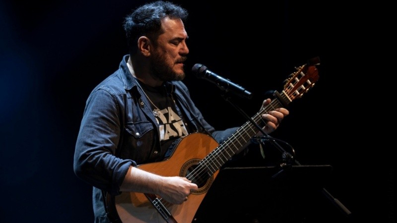 Serrano regresa a Rosario con un show sensible que reimagina sus canciones.