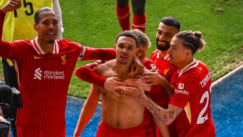 Alexander-Arnold, sin camiseta, el autor del gol.