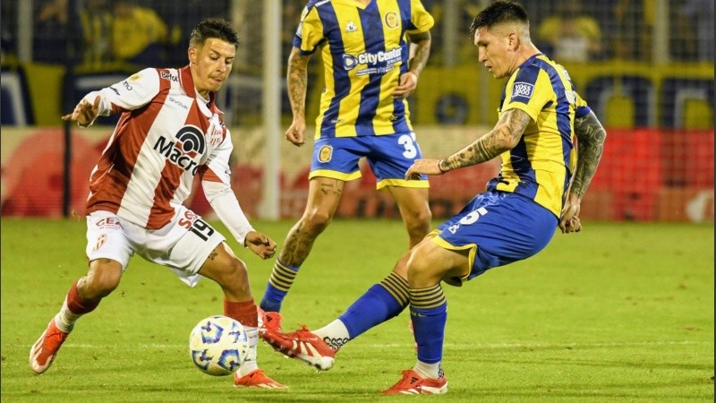 Franco Ibarra en plena lucha del mediocampo en el duelo de Central ante Instituto.