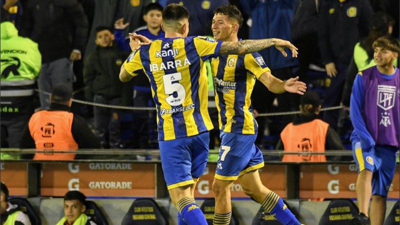 Duarte festeja el 2-0 del Canalla junto a Ibarra.