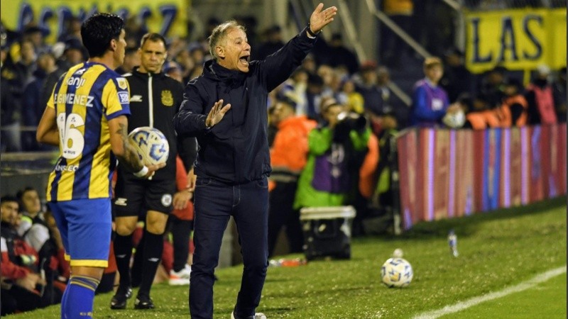 El Central de Holan sigue a paso firme en la fase regular y es líder de la zona B.