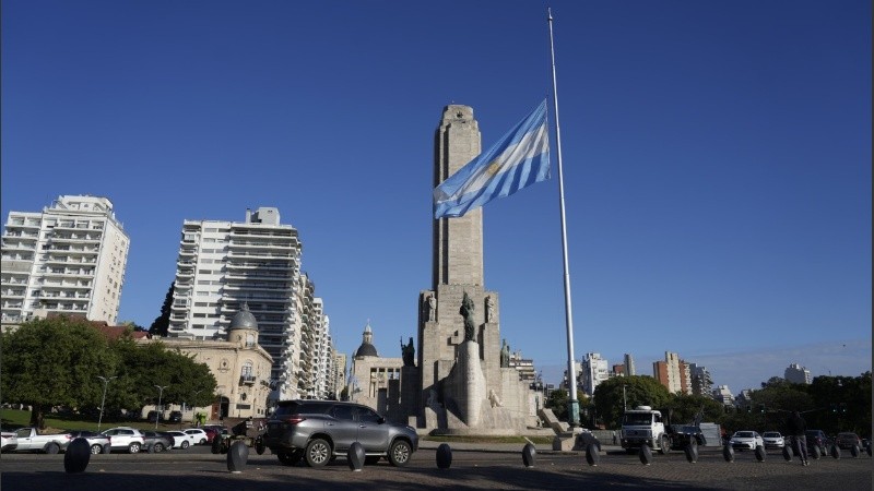 Símbolo de luto y duelo, bandera nacional a media asta en el Monumento a la Bandera por la muerte del papa Francisco.