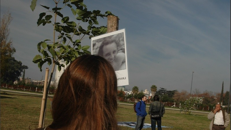 Soledad frente al árbol de que fue plantado en memoria a su papá en el Bosque de la Memoria de Rosario en 2006.