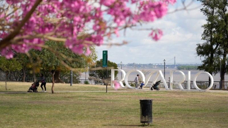 El cartel de Rosario en la zona de la costanera central.