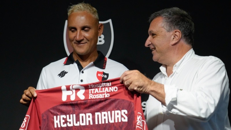 La presentación del arquero en Rosario: Keylor Navas con Ignacio Astore en Bella Vista.