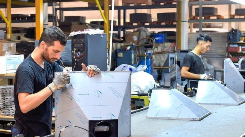 La actividad industrial registró un leve repunte en febrero, impulsada por la producción metalmecánica y de alimentos.