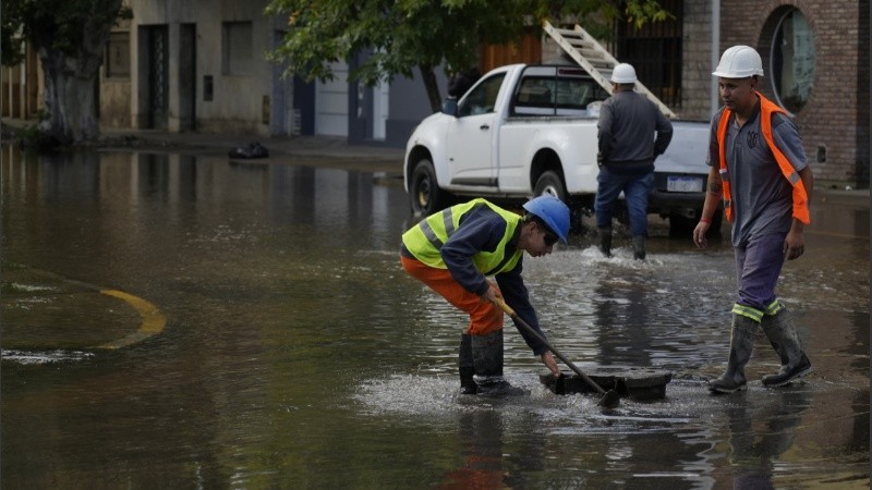 Personal de Aguas comenzó a trabajar en la zona.